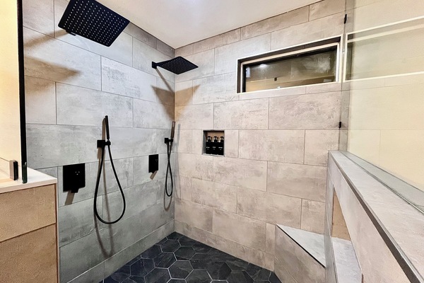 Douche, sĂšche-cheveux, serviettes fournies, savon