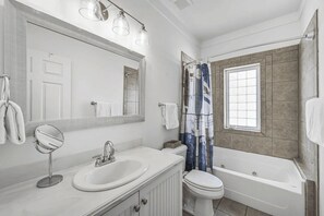 Casa (4 Bedrooms) | Bagno | Doccia, set di cortesia gratuito, asciugamani, sapone