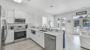 House (4 Bedrooms) | Dapur peribadi | Ketuhar gelombang mikro, ketuhar, pembancuh kopi/teh