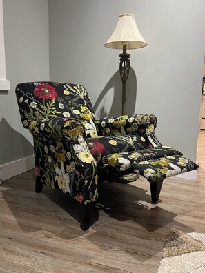 Interior -  Sandy Dollar Retreat 
 Beachy themed carriage house in Parksville  (Parksville)