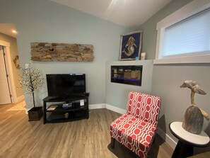 Smart TV, fireplace -  Sandy Dollar Retreat 
 Beachy themed carriage house in Parksville  (Parksville)
