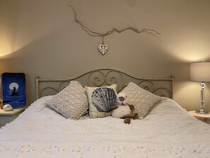 2 bedrooms, desk, WiFi, bed sheets -  Sandy Dollar Retreat 
 Beachy themed carriage house in Parksville  (Parksville)