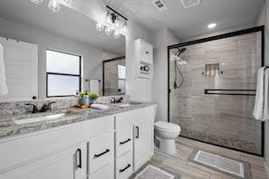 Dusche, Haartrockner, Handtücher, Seife