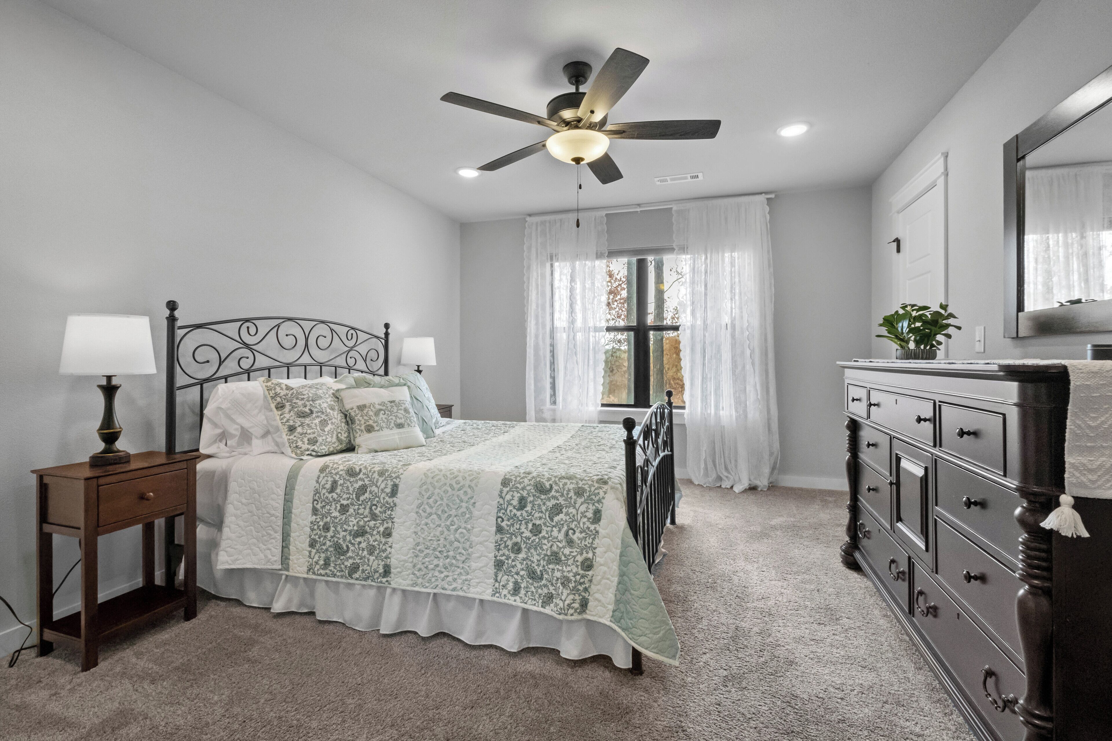 2 chambres, bureau, fer et planche à repasser, lit parapluie