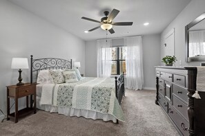 2 Schlafzimmer, Schreibtisch, Bügeleisen/Bügelbrett, Reisekinderbett