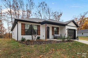 Exterior - The Cottage Down Under: Bike In/Out - Southern BV (Bella Vista)