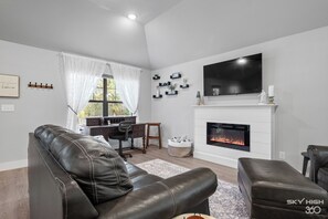 Smart TV, fireplace - The Cottage Down Under: Bike In/Out - Southern BV (Bella Vista)