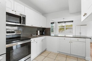 Een koelkast, een microgolfoven, een oven
