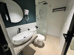 Bruser, hårtørrer, håndklæder, Sæbe