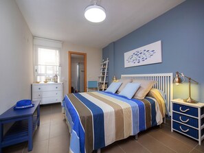 2 habitaciones, escritorio, tabla de planchar con plancha y internet 