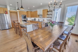 Dining - Modern Farmhouse Three Bears Getaway  (Corvallis)