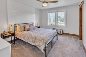 6 bedrooms, desk, iron/ironing board, travel cot