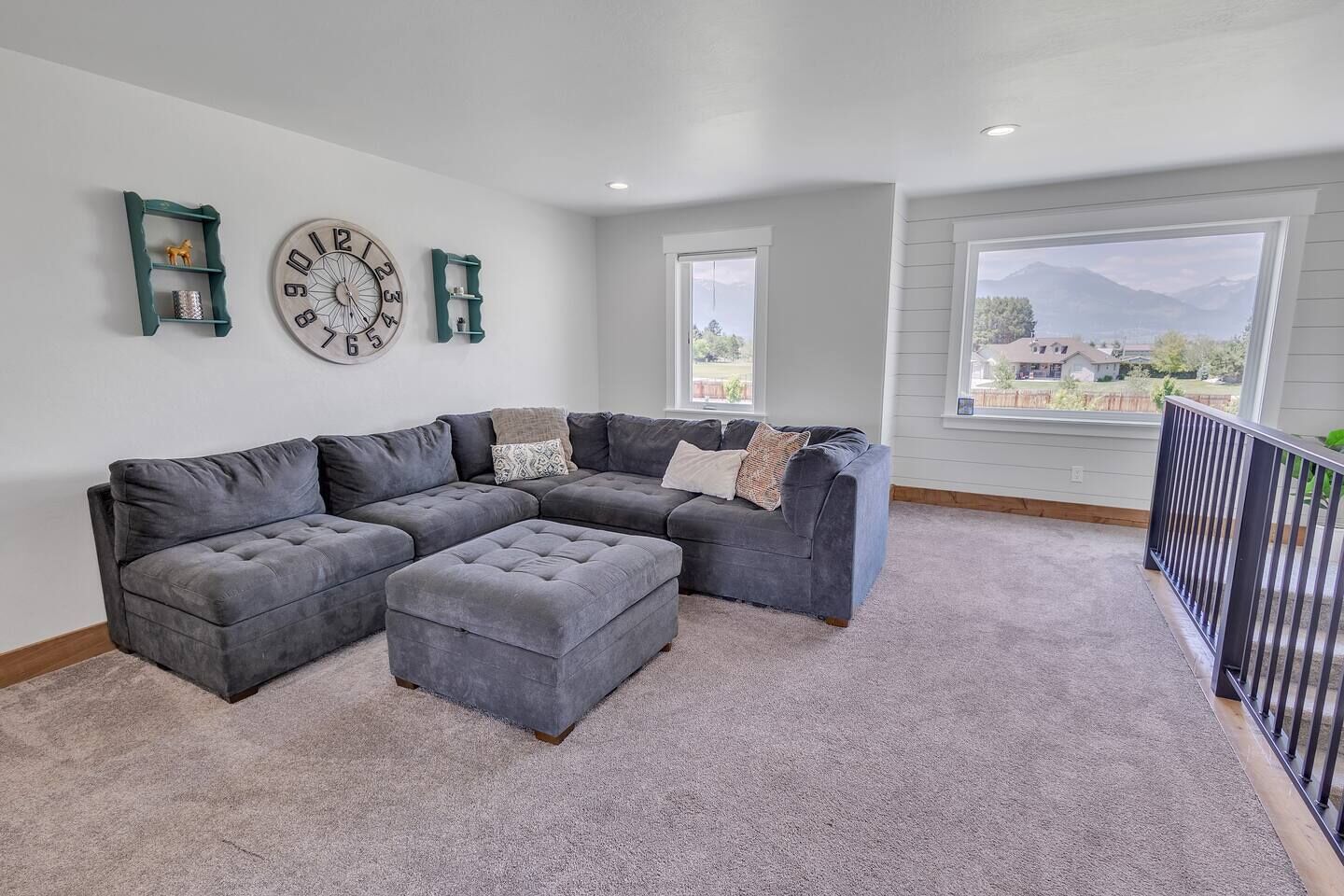 TV connectée, cheminée, livres, écrans d'ordinateur