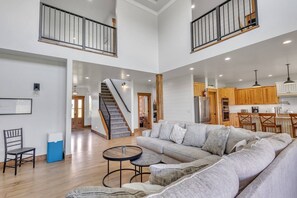 Smart-tv, een open haard, boeken en een computerscherm