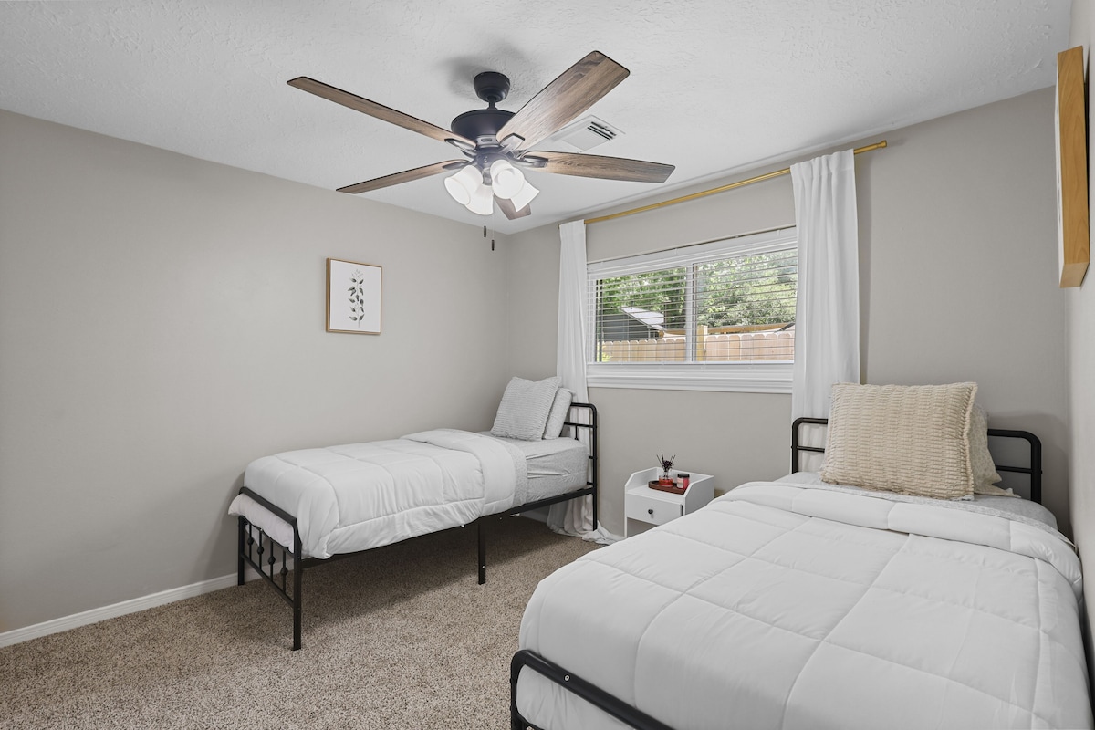 Photo 22 of Woodbridge Bungalow - Near IAH 4BD 2BTH Spa