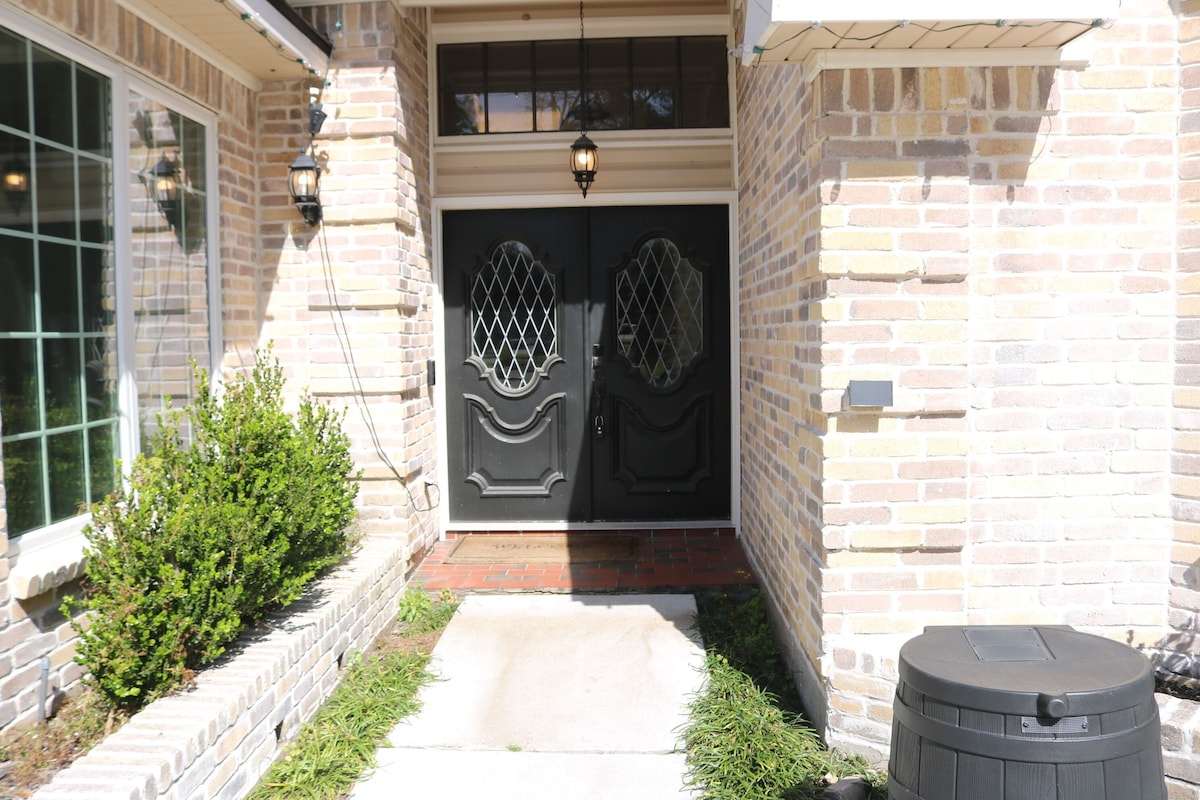Photo 19 of Woodbridge Bungalow - Near IAH 4BD 2BTH Spa