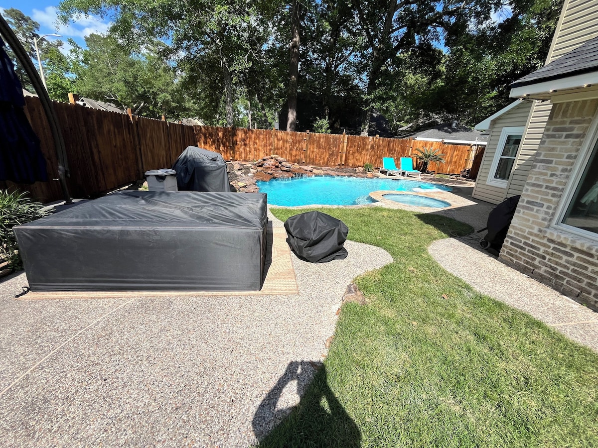 Photo 23 of Woodbridge Bungalow - Near IAH 4BD 2BTH Spa