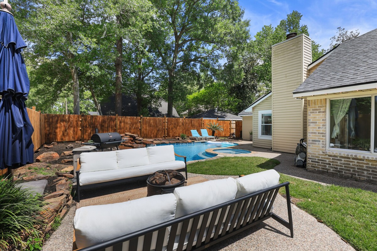 Photo 8 of Woodbridge Bungalow - Near IAH 4BD 2BTH Spa