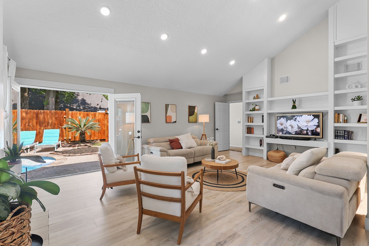 Photo 6 of Woodbridge Bungalow - Near IAH 4BD 2BTH Spa