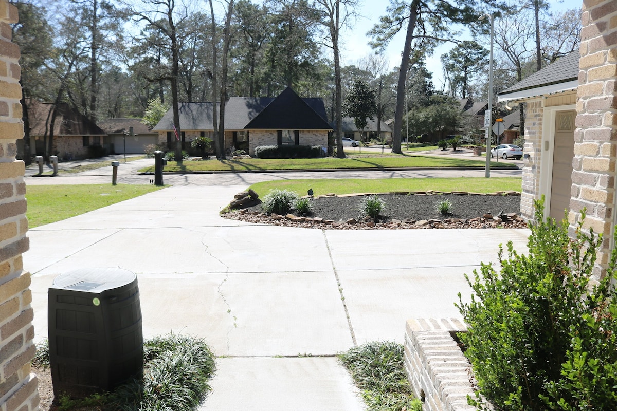 Photo 16 of Woodbridge Bungalow - Near IAH 4BD 2BTH Spa