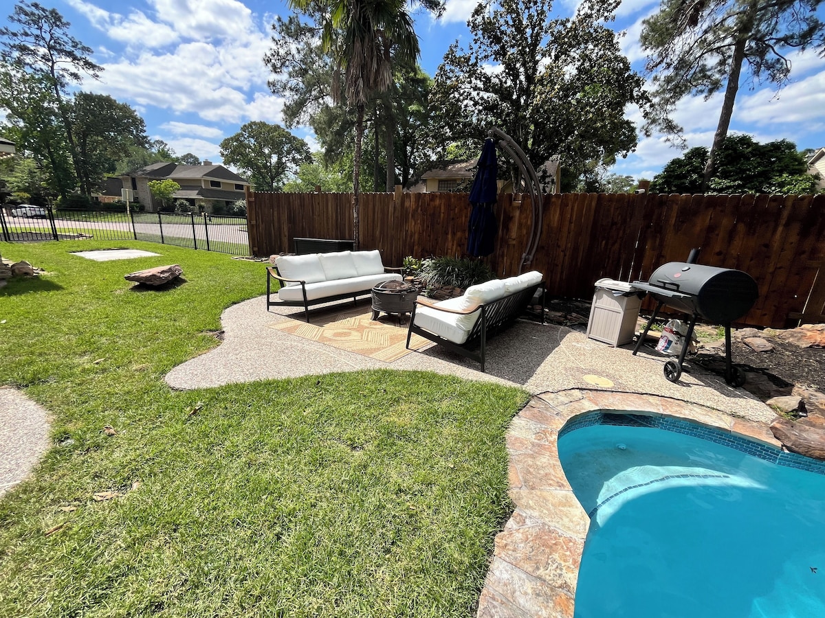 Photo 10 of Woodbridge Bungalow - Near IAH 4BD 2BTH Spa