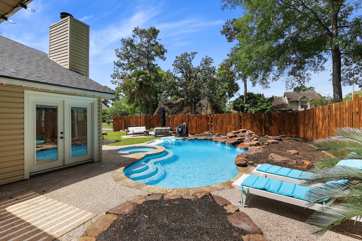 Photo 5 of Woodbridge Bungalow - Near IAH 4BD 2BTH Spa