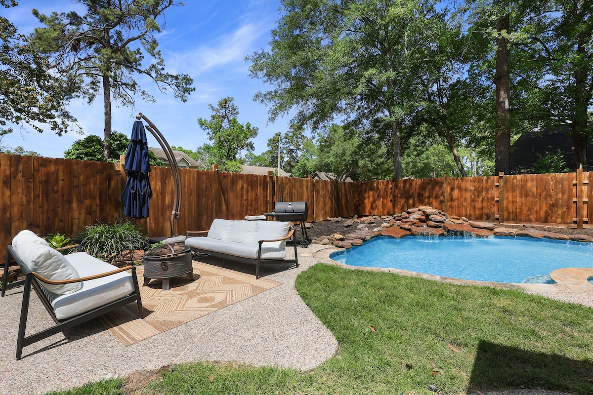 Photo 3 of Woodbridge Bungalow - Near IAH 4BD 2BTH Spa