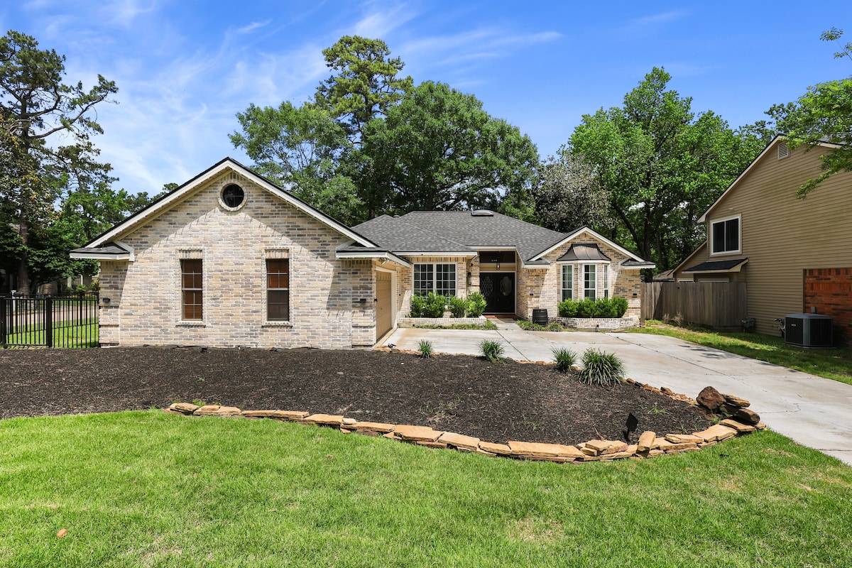 Photo 41 of Woodbridge Bungalow - Near IAH 4BD 2BTH Spa