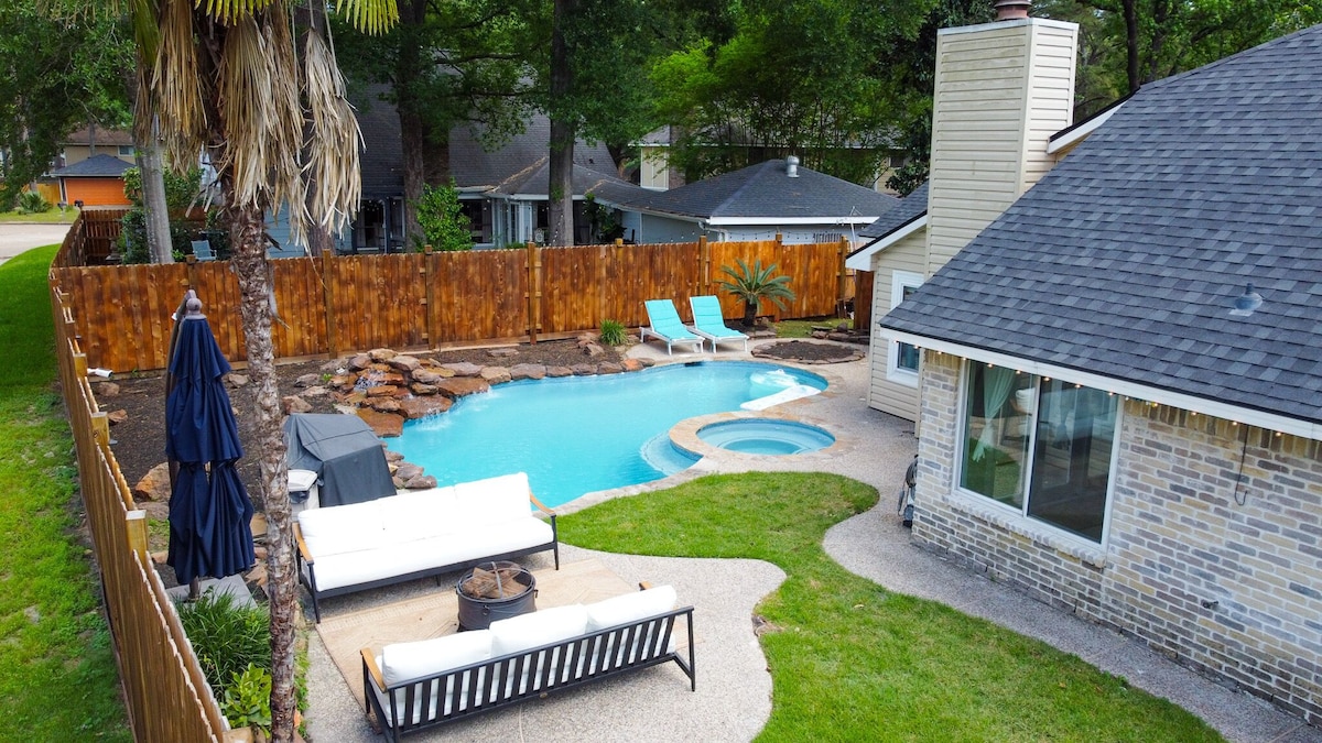 Photo 4 of Woodbridge Bungalow - Near IAH 4BD 2BTH Spa