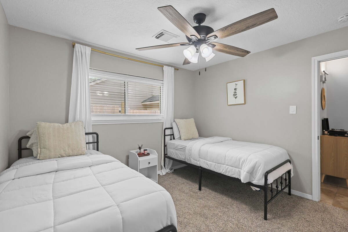 Photo 44 of Woodbridge Bungalow - Near IAH 4BD 2BTH Spa