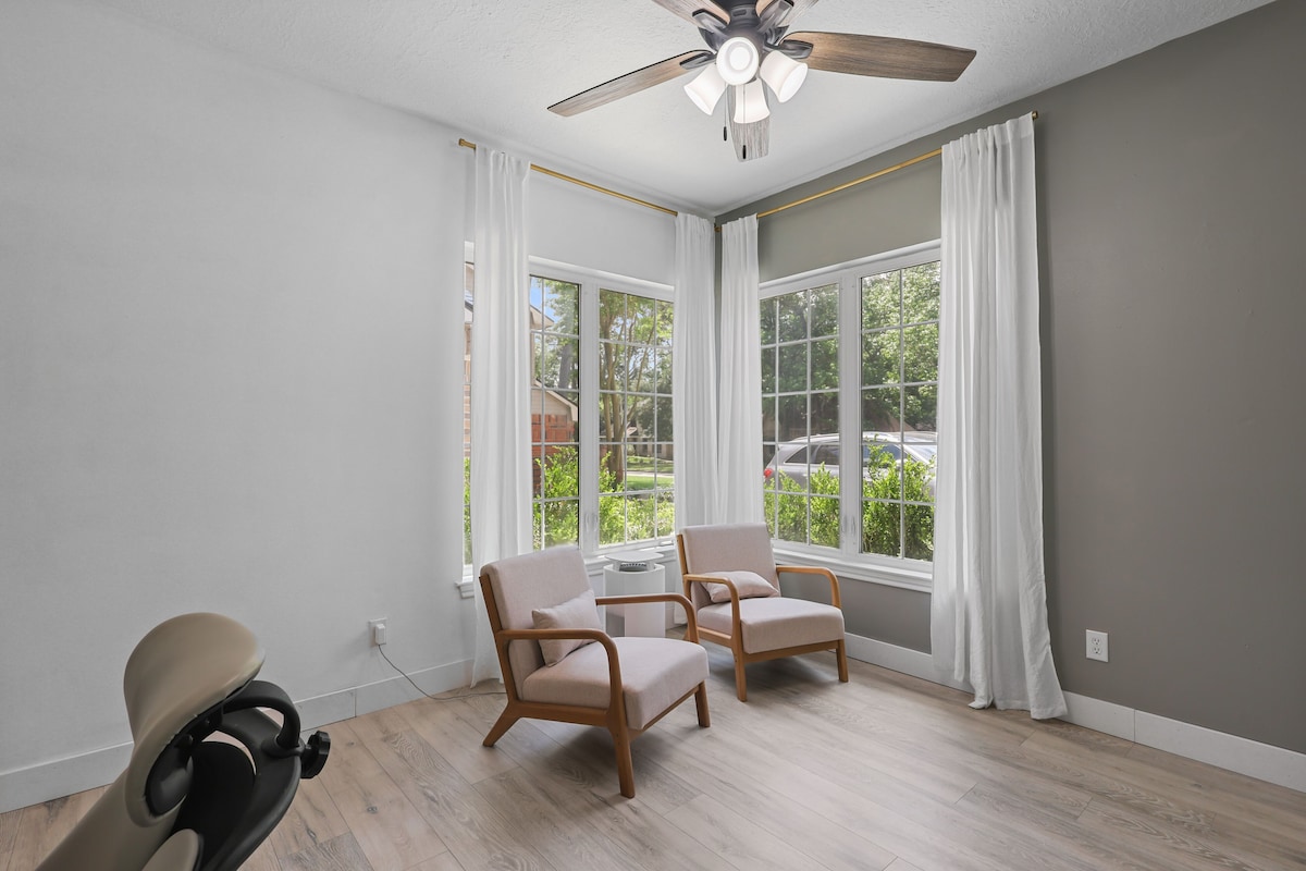 Photo 43 of Woodbridge Bungalow - Near IAH 4BD 2BTH Spa