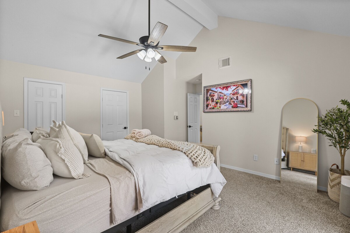 Photo 13 of Woodbridge Bungalow - Near IAH 4BD 2BTH Spa