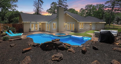 Woodbridge Bungalow - Near IAH 4BD 2BTH Spa