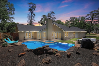 Woodbridge Bungalow - Near IAH 4BD 2BTH Spa
