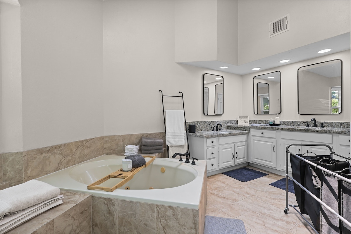 Photo 28 of Woodbridge Bungalow - Near IAH 4BD 2BTH Spa