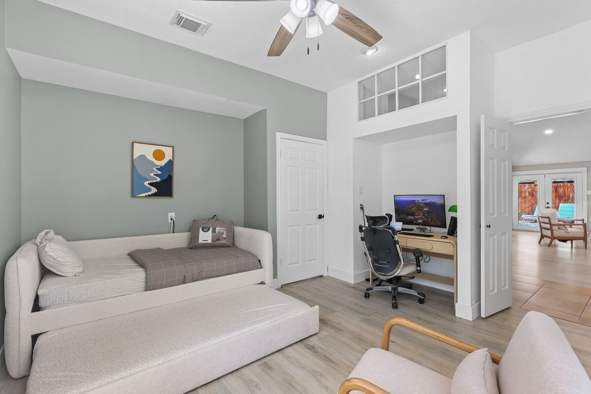 Photo 20 of Woodbridge Bungalow - Near IAH 4BD 2BTH Spa