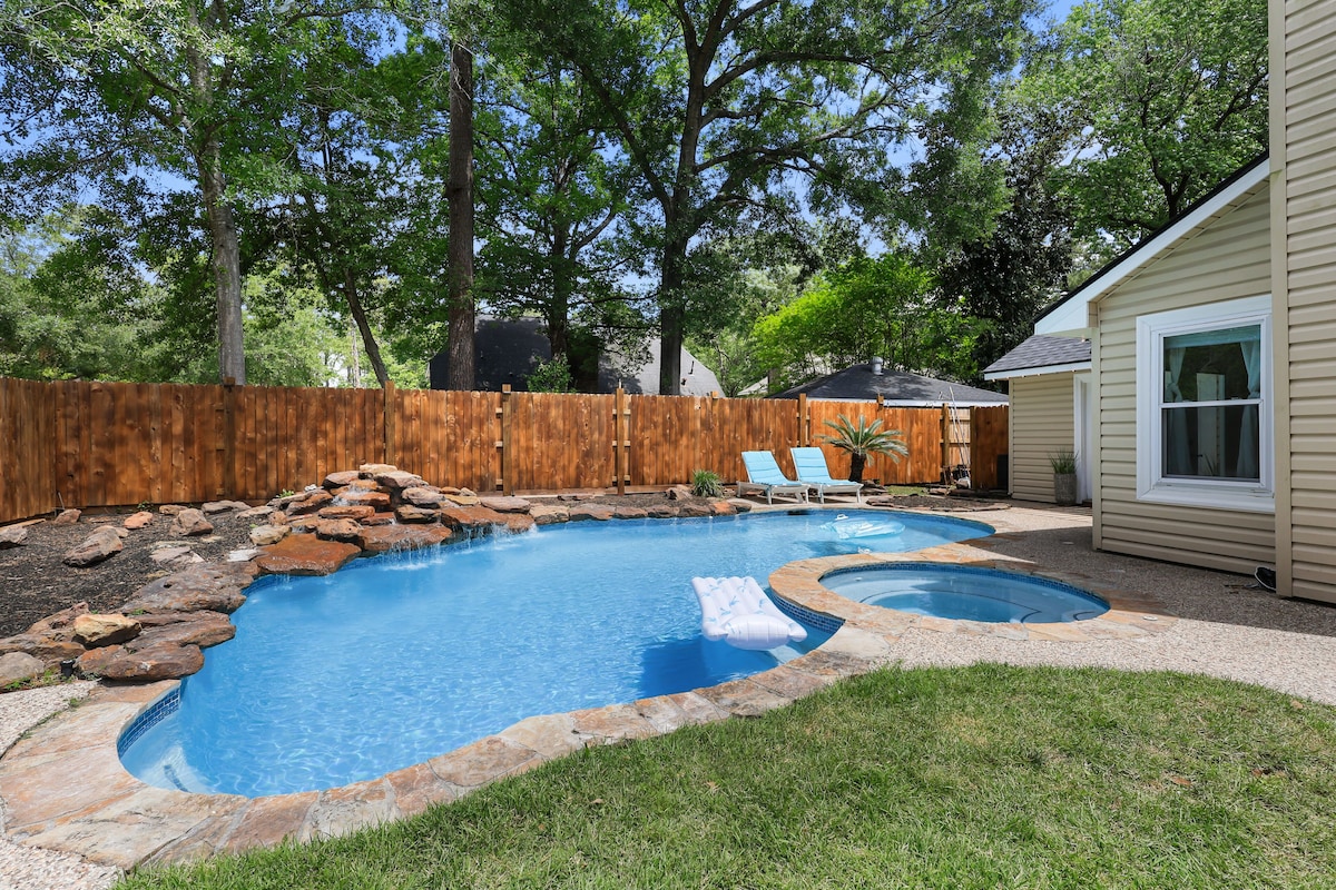 Photo 33 of Woodbridge Bungalow - Near IAH 4BD 2BTH Spa