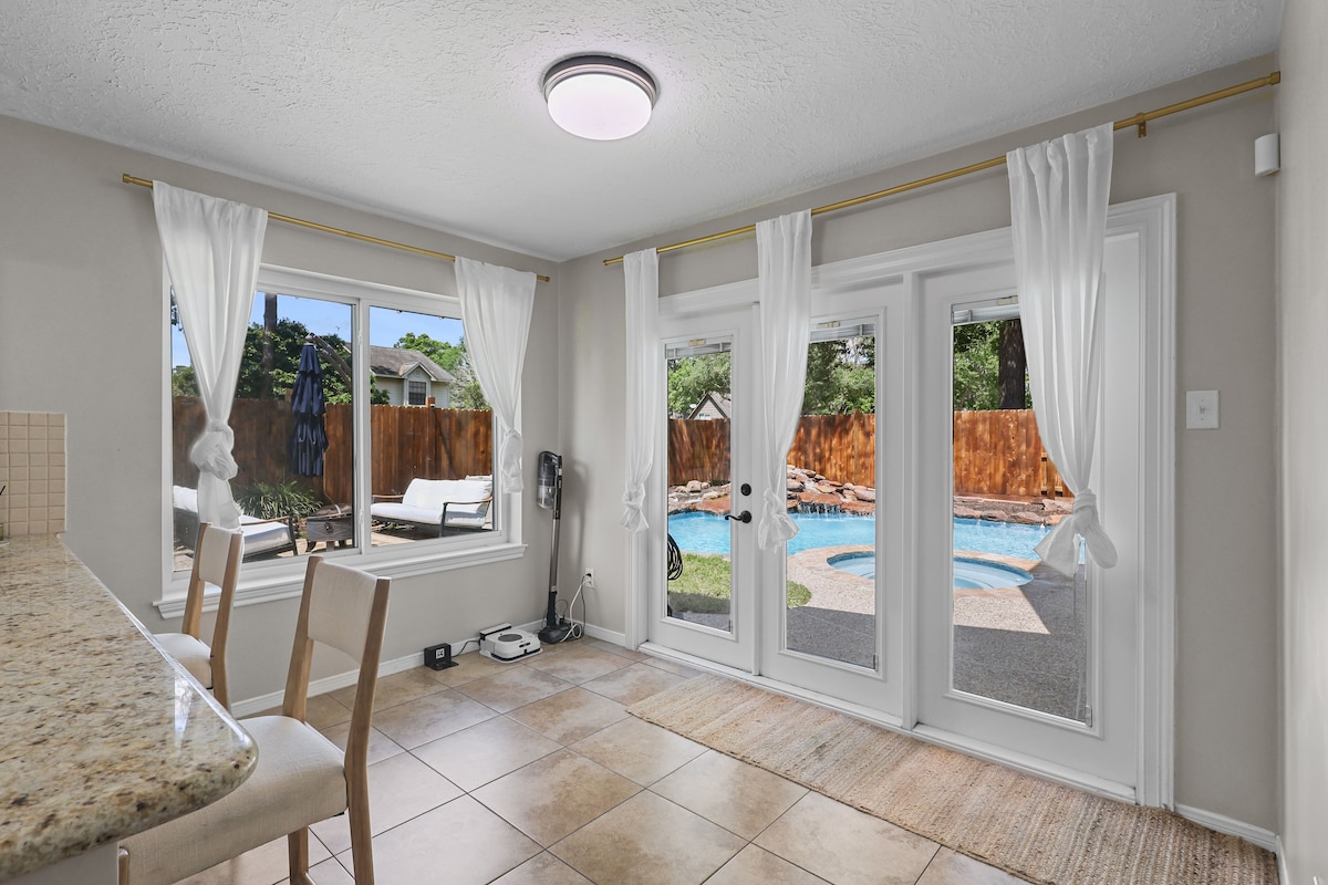 Photo 38 of Woodbridge Bungalow - Near IAH 4BD 2BTH Spa