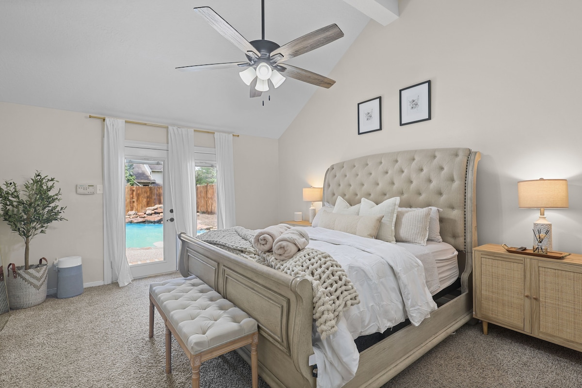 Photo 9 of Woodbridge Bungalow - Near IAH 4BD 2BTH Spa