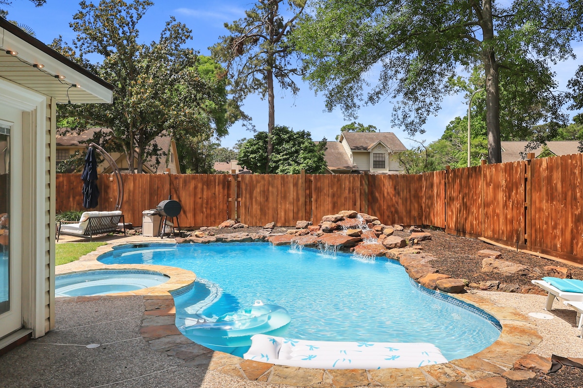 Photo 27 of Woodbridge Bungalow - Near IAH 4BD 2BTH Spa