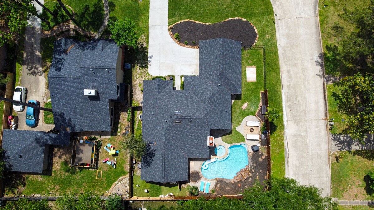 Photo 42 of Woodbridge Bungalow - Near IAH 4BD 2BTH Spa