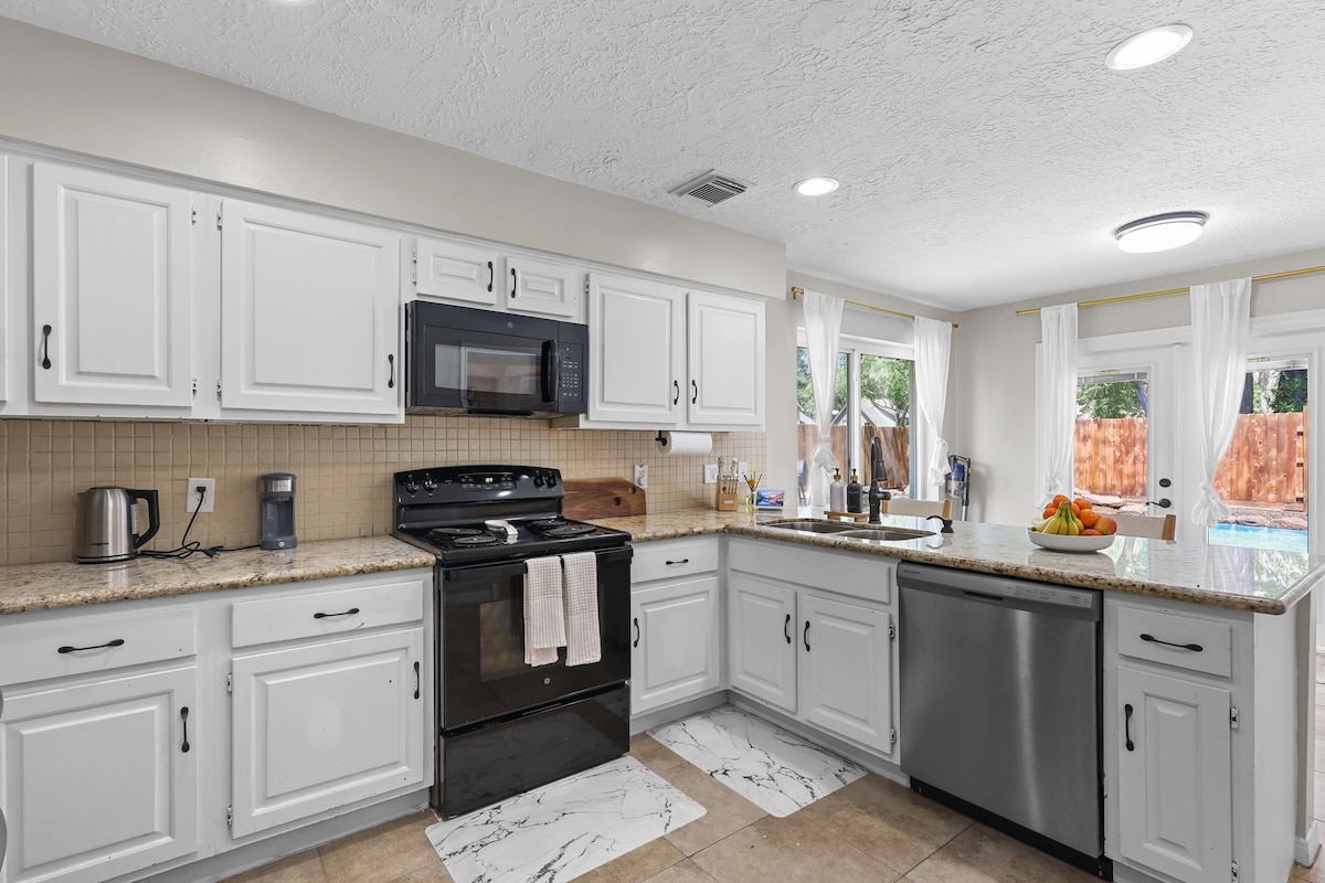 Photo 37 of Woodbridge Bungalow - Near IAH 4BD 2BTH Spa
