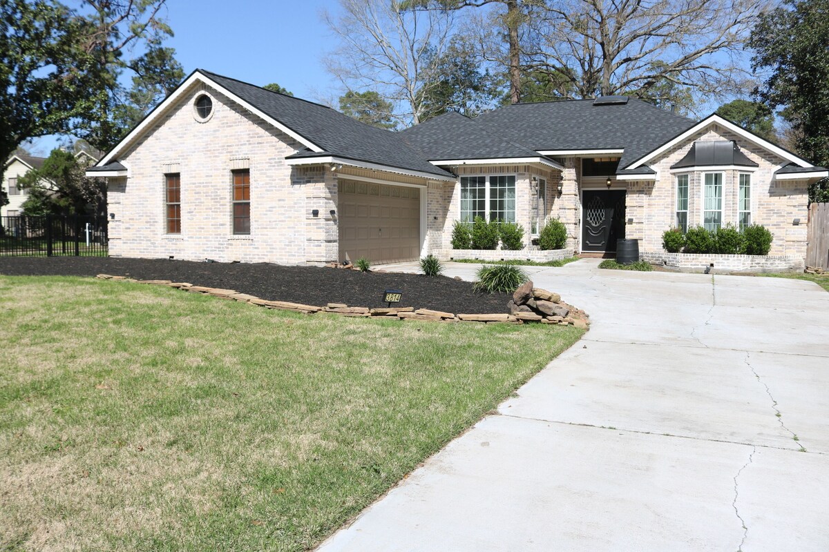 Photo 12 of Woodbridge Bungalow - Near IAH 4BD 2BTH Spa