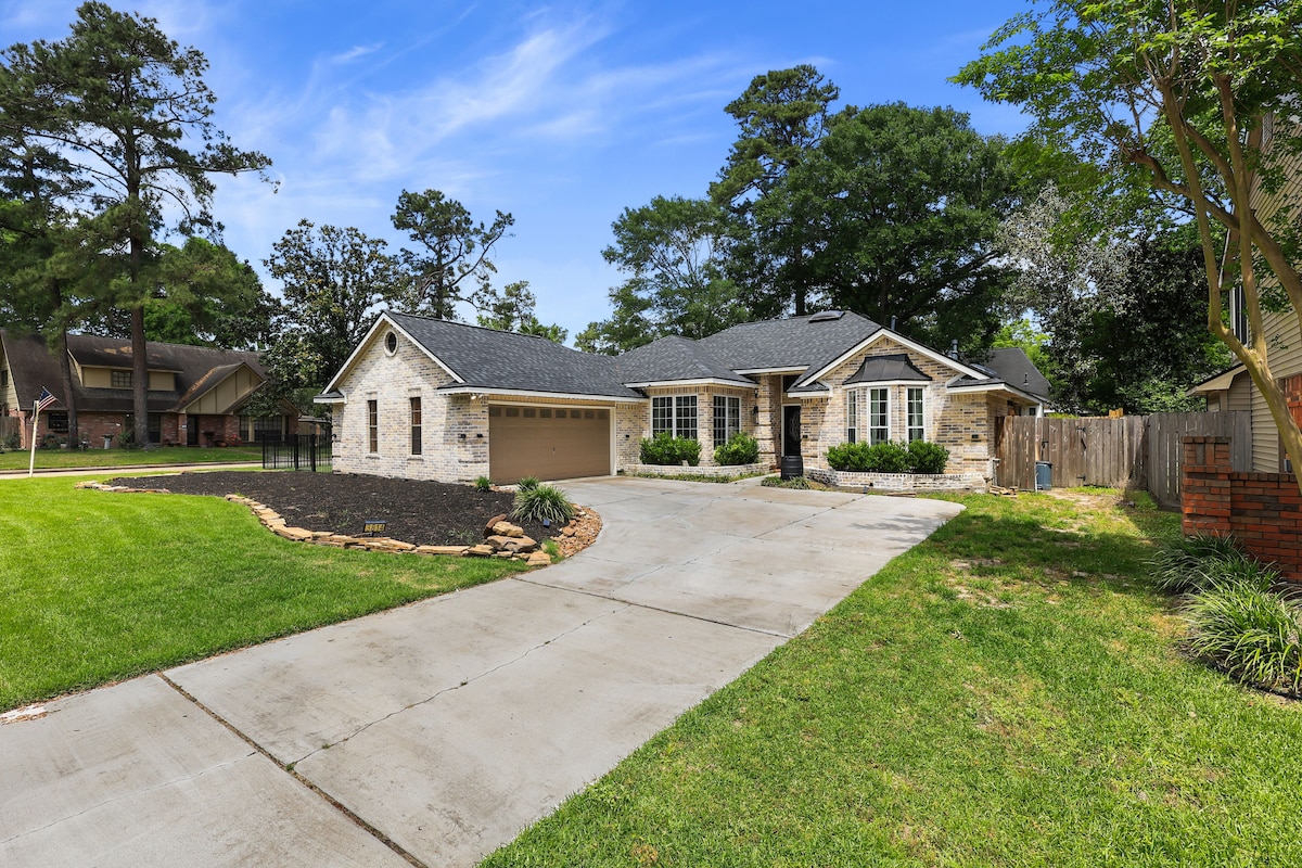 Photo 40 of Woodbridge Bungalow - Near IAH 4BD 2BTH Spa