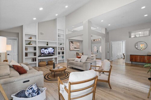 Woodbridge Bungalow - Near IAH 4BD 2BTH Spa