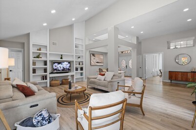 Woodbridge Bungalow - Near IAH 4BD 2BTH Spa