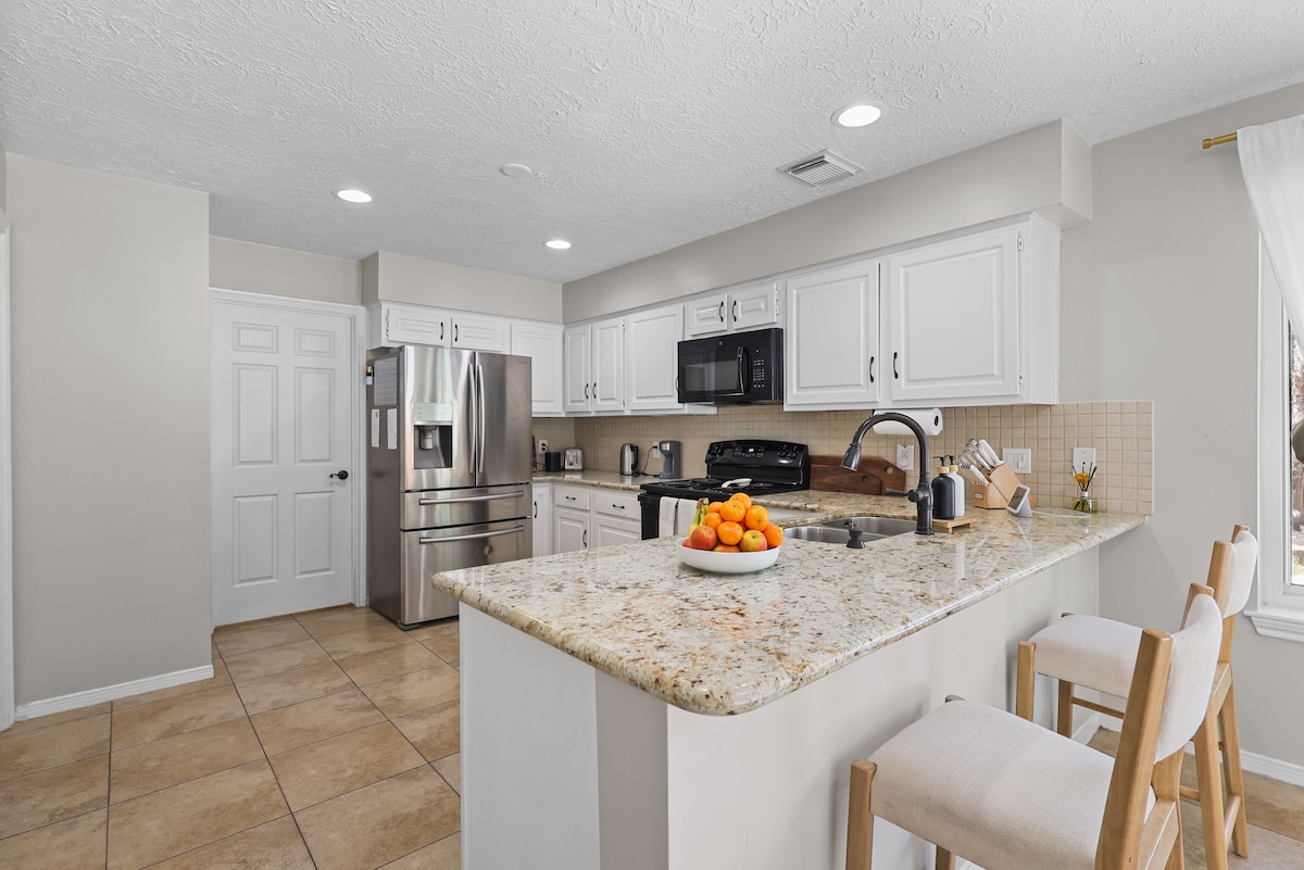 Photo 35 of Woodbridge Bungalow - Near IAH 4BD 2BTH Spa