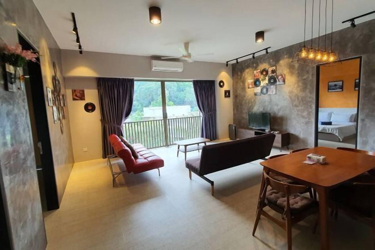 Una sala de estar moderna con un sofá, una mesa de comedor y un balcón con cortinas.