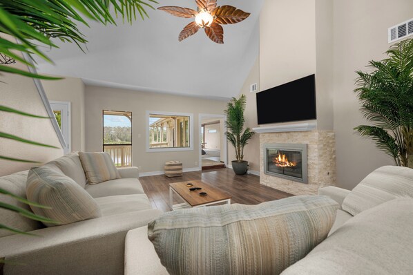 Smart TV, fireplace - Woodlands Area Lakeview Retreat (Conroe)