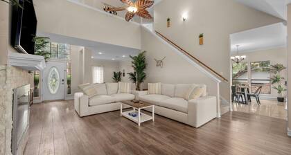 Woodlands Area Lakeview Retreat